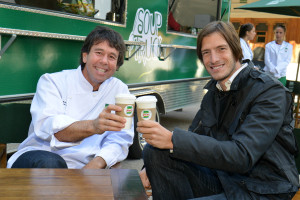 Ariel Rodríguez Palacios e Iván de Pineda disfrutan de las exquisitas sopas Knorr en el Soup Truck de Knorr