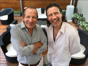 Carlos Baccetti, izquierda, y Darío Straschnoy hablan durante una entrevista para presentar su nuevo emprendimiento conjunto en Buenos Aires, Argentina, Jueves 9 de Enero de 2014. Foto Daniel Jayo